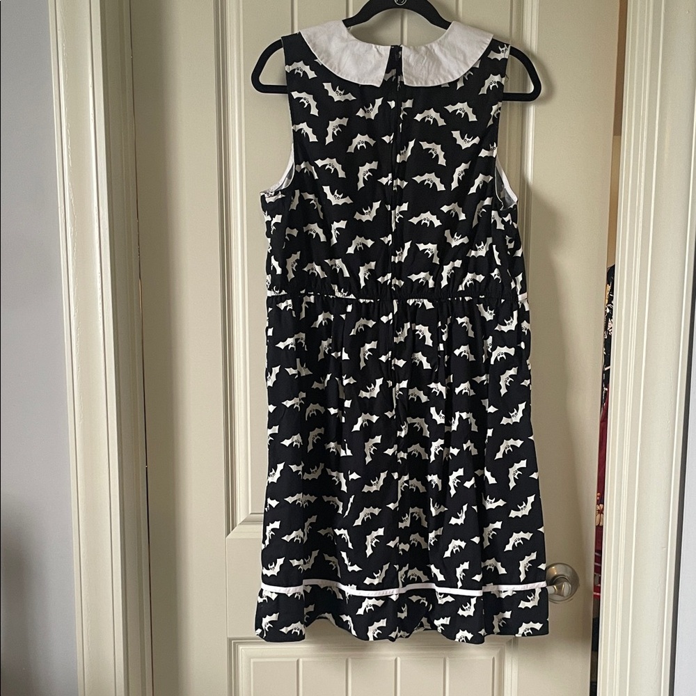 Retrolicious Bat Dress with Peter Pan Collar - Picture 2 of 8